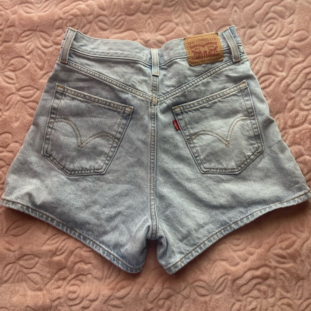LEVI’S HIGH WAISTED MOM SHORTS SIZE 27